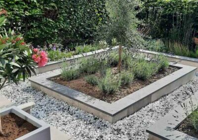 strakke tuin | verhoogde border | natuursteen | chinees hardsteen | oleander | mediterraan | lavendel | olijfboom | beplantingsplan | vaste planten | hovenier | hoveniersbedrijf